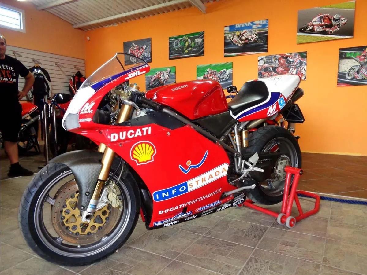 Read more about the article Honda RC30 vs. Honda RC45: How These V4 Superbikes Dominated the Racing World